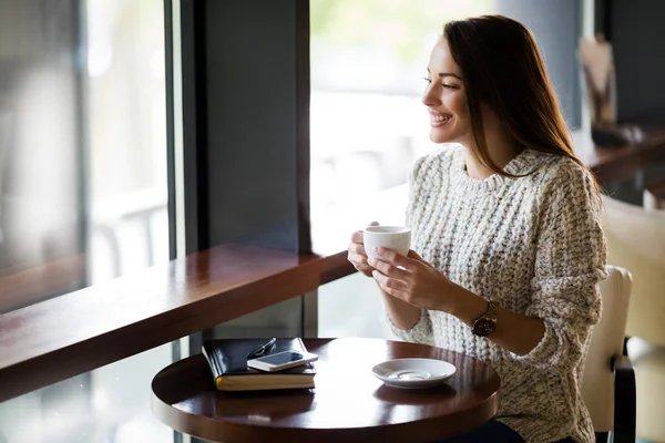 Retrato Feliz Jovem Mulher Elegante Café — Fotografia de Stock