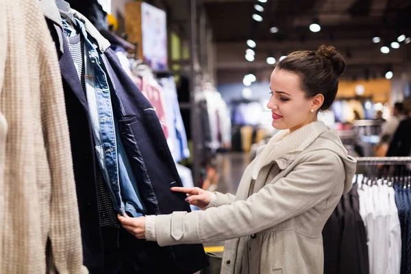 ショッピング モールで服を買う若い魅力的な女性 — ストック写真