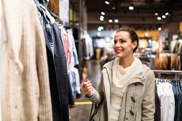 Jovem Mulher Atraente Comprando Roupas Shopping — Fotografia de Stock