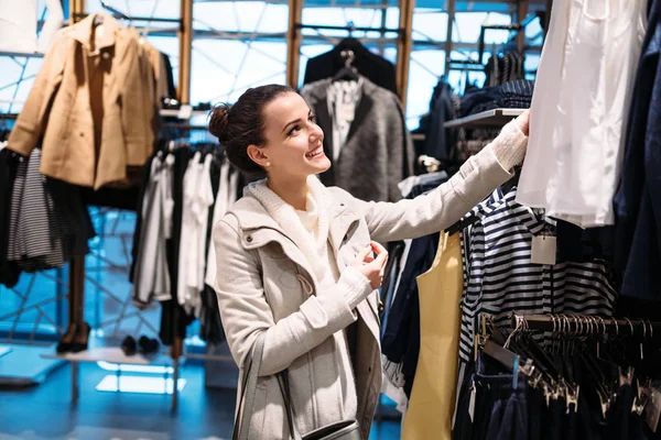 Genç Çekici Kadın Giyim Alışveriş Merkezi — Stok fotoğraf