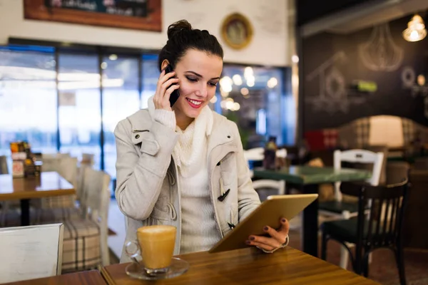 Attraktive Junge Frau Nutzt Digitales Tablet Café — Stockfoto