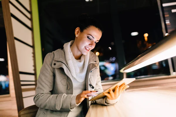 Ελκυστική Νεαρή Γυναίκα Χρησιμοποιώντας Ψηφιακό Tablet Καφετέρια — Φωτογραφία Αρχείου