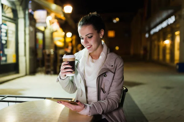 Kafede Dijital Tablet Kullanarak Çekici Genç Kadın — Stok fotoğraf
