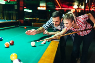 Genç çekici çift oyun snooker birlikte bar