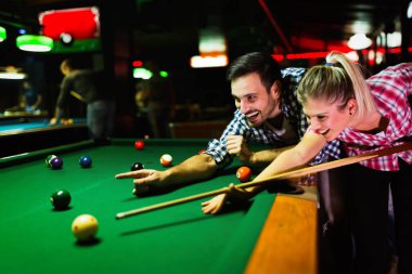 Genç çekici çift oyun snooker birlikte bar