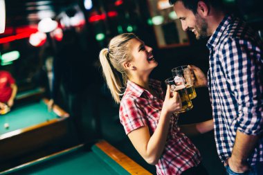 Birlikte Bilardo kulüp tarihte genç çekici çift