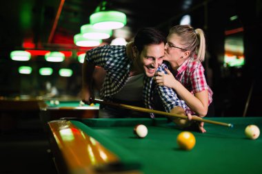 Genç çekici çift oyun snooker birlikte bar