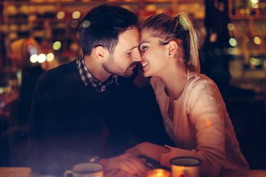 Geceleri barda çıkan romantik genç çiftin
