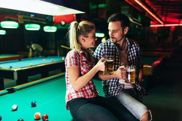 Birlikte Bilardo kulüp tarihte genç çekici çift