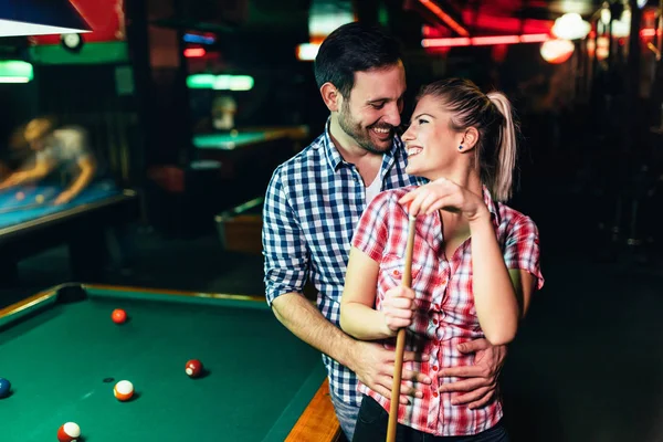 Jovem Casal Atraente Juntos Data Clube Snooker — Fotografia de Stock