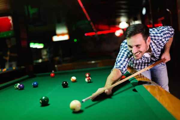 Jeune Homme Attrayant Jouant Billard Dans Bar Seul — Photo