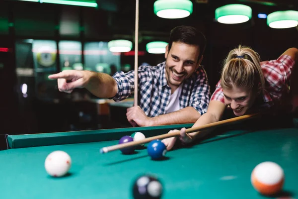 Genç çekici çift oyun snooker birlikte bar