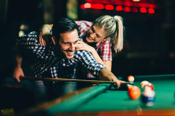 Jovem Casal Atraente Jogando Snooker Juntos Bar — Fotografia de Stock