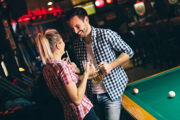 Birlikte Bilardo kulüp tarihte genç çekici çift