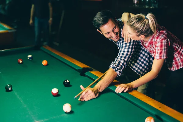 Jovem Casal Atraente Jogando Snooker Juntos Bar — Fotografia de Stock