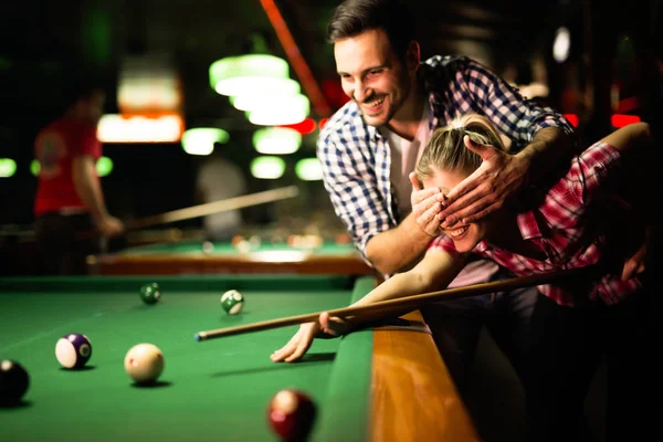 Genç çekici çift oyun snooker birlikte bar