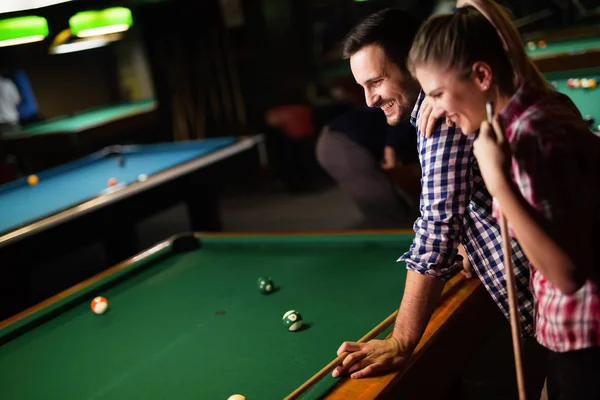 Jeune Couple Attrayant Jouant Snooker Ensemble Dans Bar — Photo
