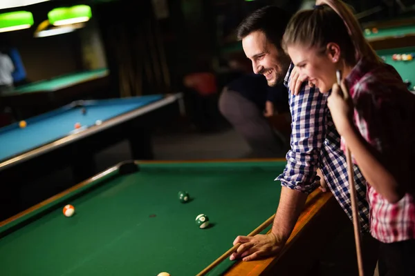 Jovem Casal Atraente Jogando Snooker Juntos Bar — Fotografia de Stock