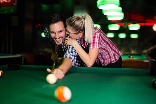 Joven Pareja Atractiva Jugando Billar Juntos Bar —  Fotos de Stock