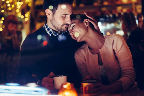 Geceleri barda çıkan romantik genç çiftin