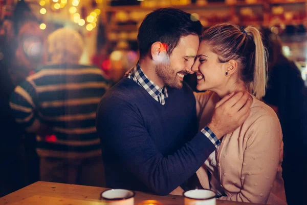 Romântico Jovem Casal Namoro Pub Noite — Fotografia de Stock