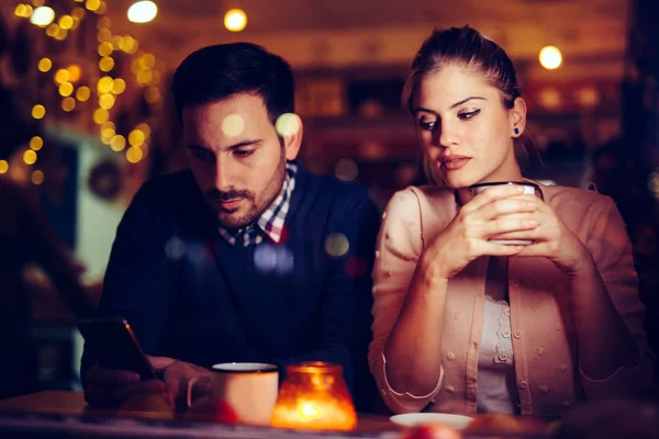 Üzgün genç çift çatışma ve ilişki sorunları