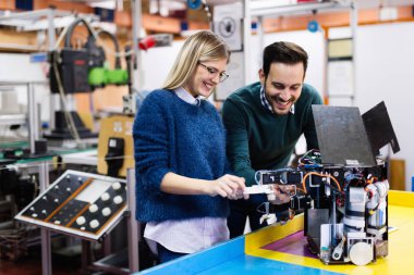 Robotik projede birlikte çalışan genç öğrenciler