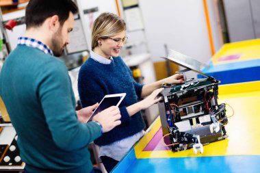 Robotik projede birlikte çalışan genç öğrenciler