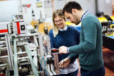 Projede birlikte çalışan elektronik genç öğrenciler