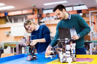 Robotik projede birlikte çalışan genç öğrenciler