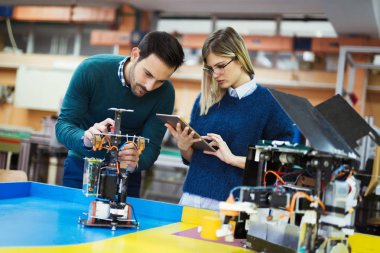 Robotik projede birlikte çalışan genç öğrenciler