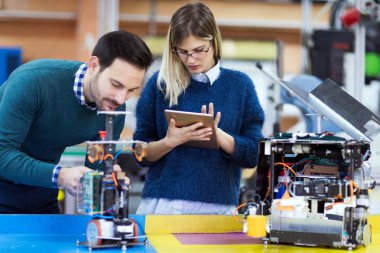 Robotik projede birlikte çalışan genç öğrenciler