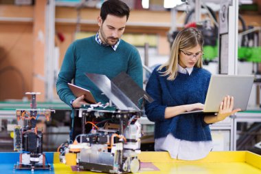 Robotik projede birlikte çalışan genç öğrenciler