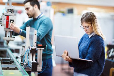 Projede birlikte çalışan elektronik genç öğrenciler