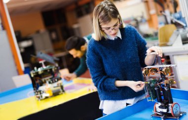 Projede çalışan Robotik ve genç çekici öğrenci