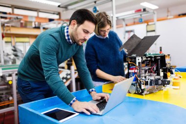 Robotik projede birlikte çalışan genç öğrenciler