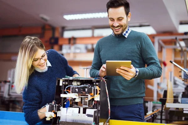 Robotik projede birlikte çalışan genç öğrenciler