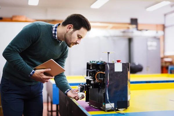 Jeune Étudiant Attrayant Robotique Travaillant Sur Projet — Photo