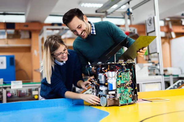 Unga Studenter Robotteknik Arbetar Projektet Tillsammans — Stockfoto