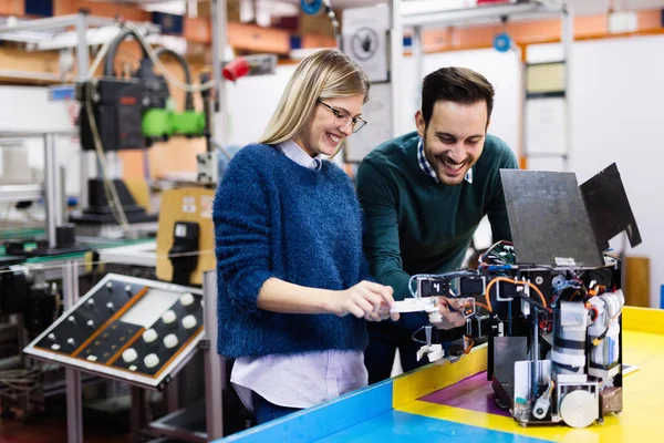 Robotik projede birlikte çalışan genç öğrenciler