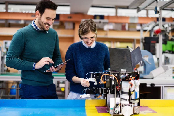 Robotik projede birlikte çalışan genç öğrenciler