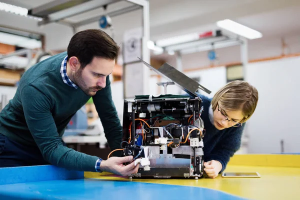 Young Students Robotics Working Project Together — Stock Photo, Image