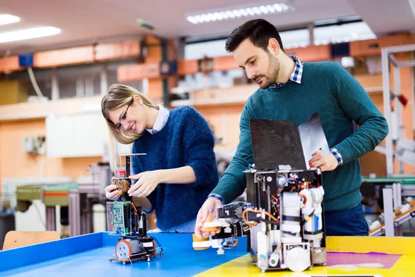 Robotik projede birlikte çalışan genç öğrenciler