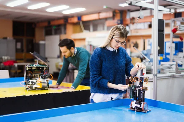 Projede çalışan Robotik ve genç çekici öğrenci