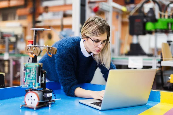 Projede çalışan Robotik ve genç çekici öğrenci