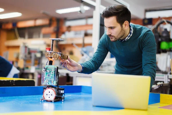 Projede çalışan Robotik ve genç çekici öğrenci