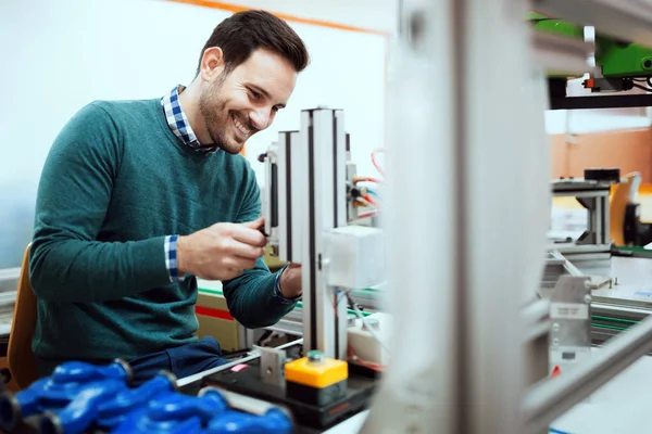 Jeune Étudiant Beau Électronique Travaillant Sur Projet — Photo