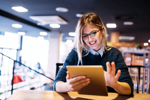 Porträt Einer Jungen Attraktiven Frau Mit Digitalem Tablet — Stockfoto