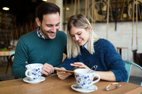 Joven Pareja Atractiva Fecha Juntos Cafetería — Foto de Stock