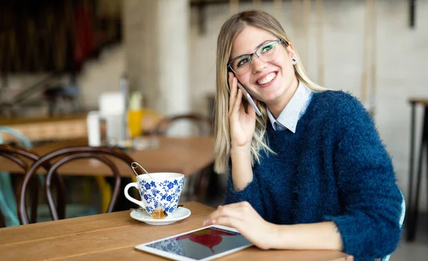 Πορτρέτο Του Απασχολημένος Επιχειρηματίας Στο Κατάστημα Καφέ Μιλώντας Στο Τηλέφωνο — Φωτογραφία Αρχείου